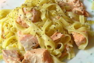 Домашняя лапша с лососевым соусом