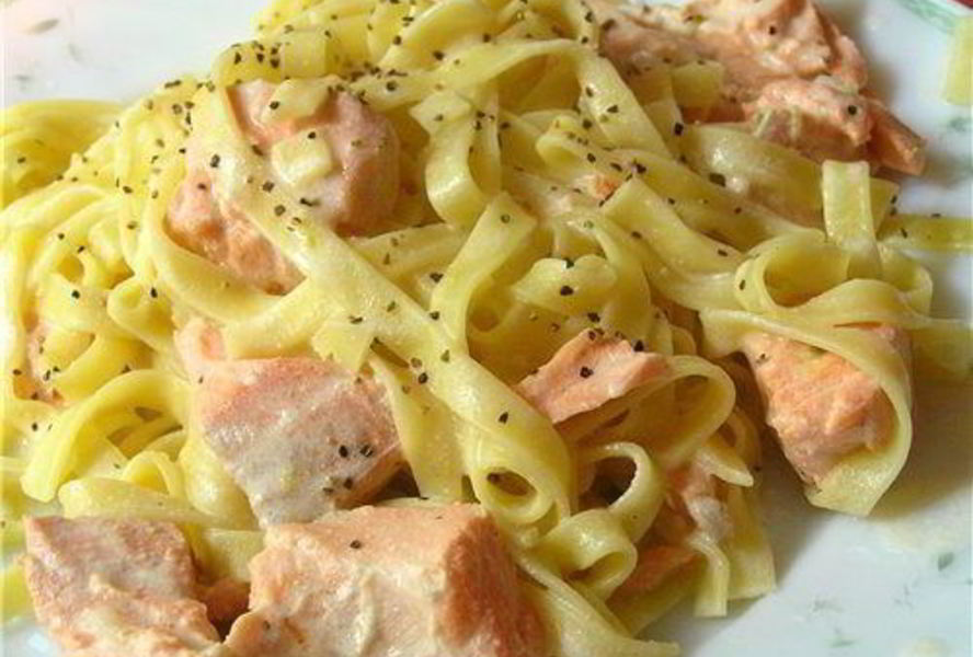 Домашняя лапша с лососевым соусом