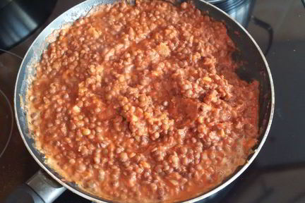 Чечевица с чесноком в томатном соусе