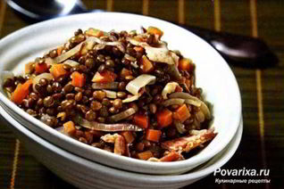 Чечевица с красным луком и беконом