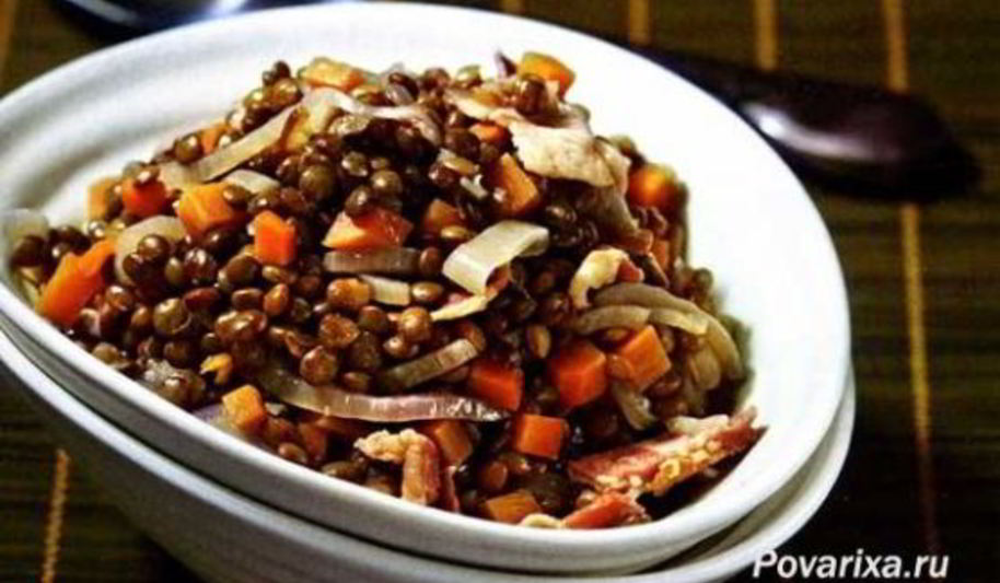 Рецепт чечевица с красным луком и беконом
