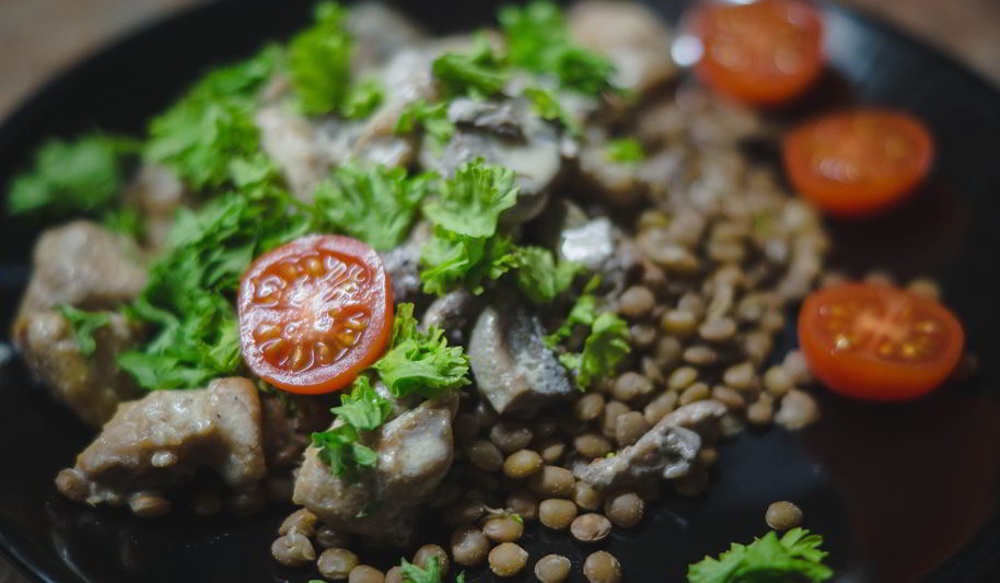 Рецепт чечевица с курицей и грибами, тушеными в сливках