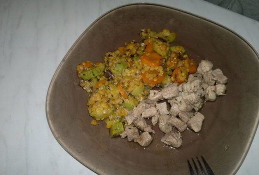 Чечевица с овощами и свиная лопатка