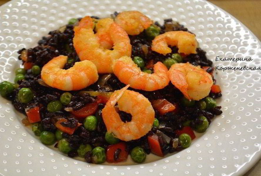Черный рис с овощами и креветками