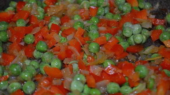 ШАГ 4. черный рис с овощами и креветками