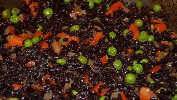 ШАГ 5. черный рис с овощами и креветками