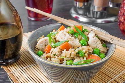 Кантонский жареный рис с курицей