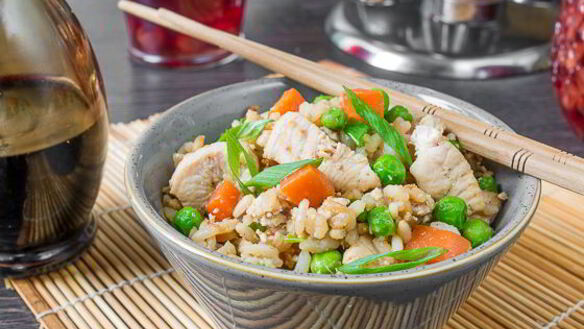 ШАГ 18. кантонский жареный рис с курицей