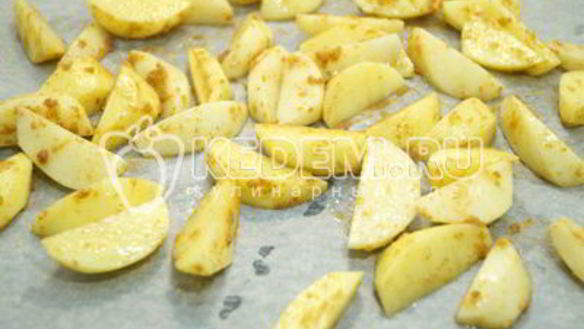 ШАГ 4. картофель дольками в духовке