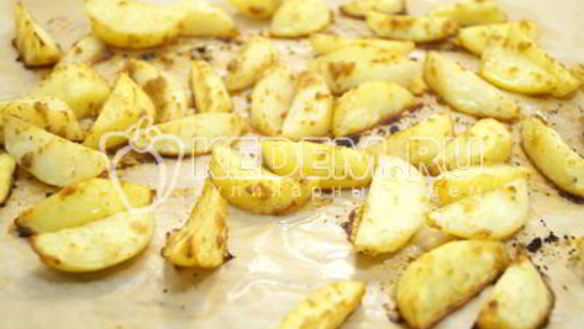 ШАГ 6. картофель дольками в духовке