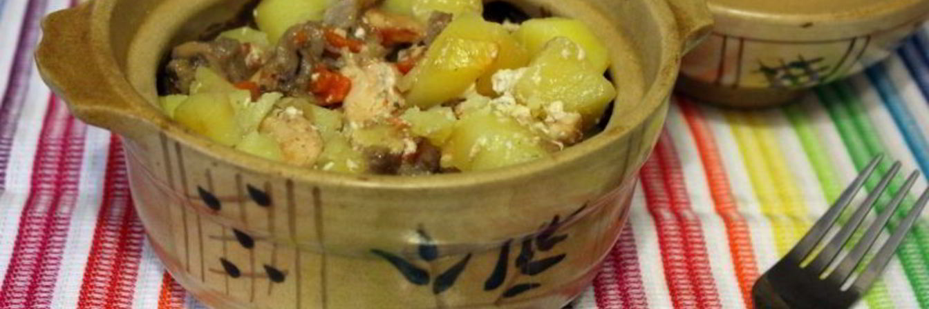 Картофель с курицей и грибами в горшочках