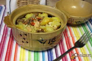 Картофель с курицей и грибами в горшочках