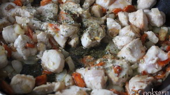 ШАГ 3. картофель с курицей и грибами в горшочках