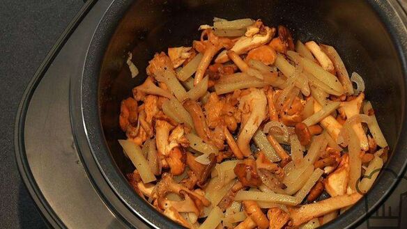 ШАГ 2. картофель с лисичками в мультиварке