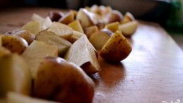 ШАГ 2. картофель со свининой и сыром в духовке