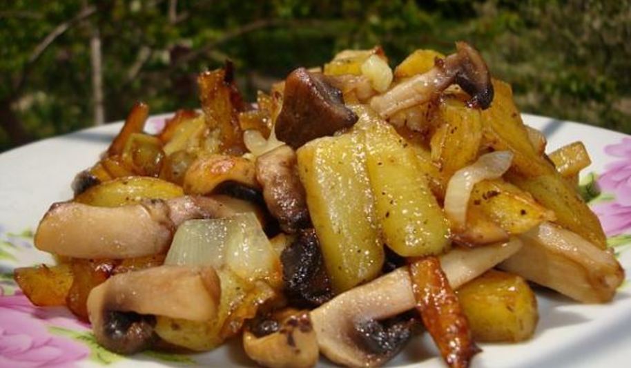 Рецепт картофель, жаренный с грибами и луком