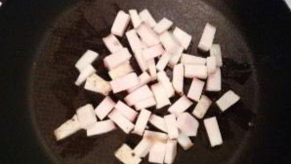 ШАГ 3. картошка с салом жареная