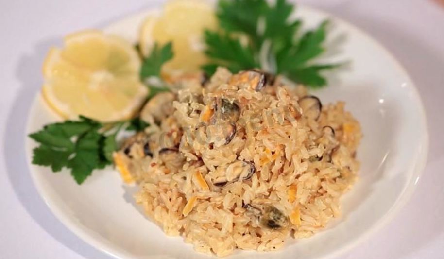Рецепт коричневый бурый рис с мидиями в луковом соусе
