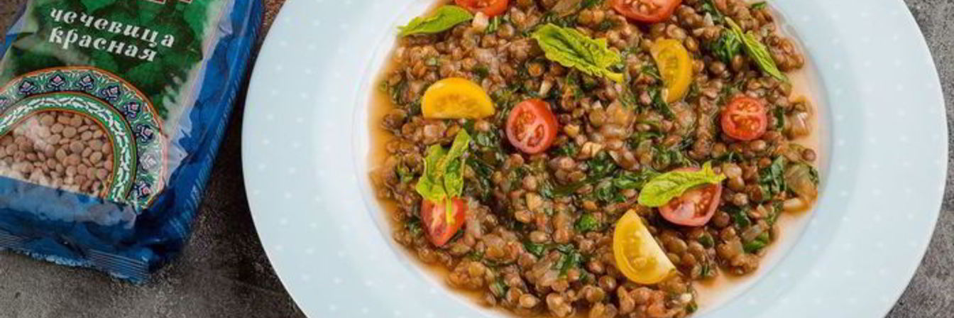 Красная чечевица с томатами и шпинатом