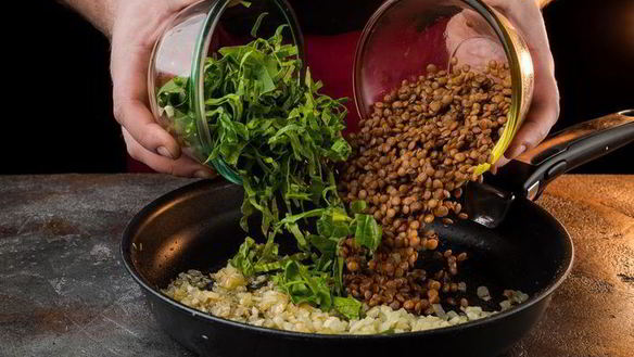 ШАГ 4. красная чечевица с томатами и шпинатом