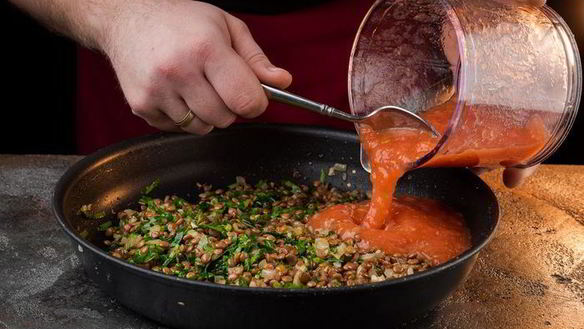 ШАГ 6. красная чечевица с томатами и шпинатом