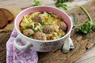 Лапша с фрикадельками по-домашнему