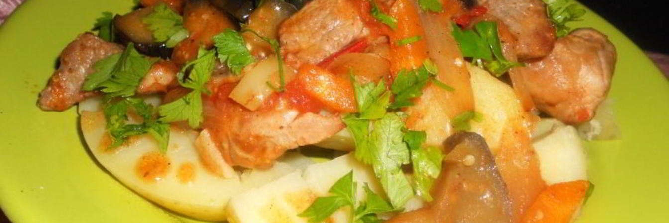 Молодой картофель со свининой и баклажанами