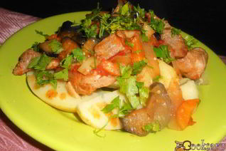 Молодой картофель со свининой и баклажанами