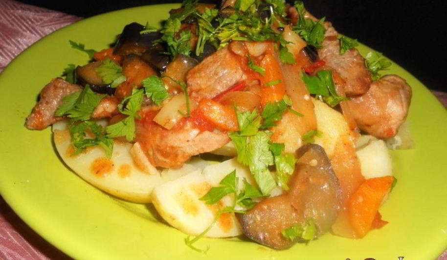 Рецепт молодой картофель со свининой и баклажанами