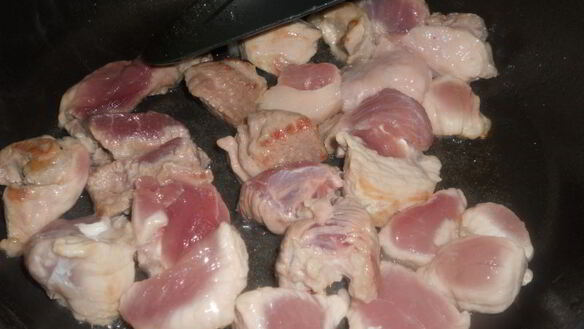 ШАГ 2. молодой картофель со свининой и баклажанами