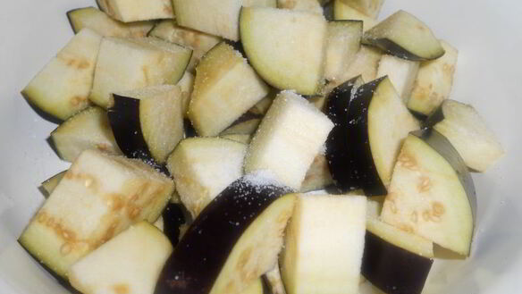 ШАГ 3. молодой картофель со свининой и баклажанами