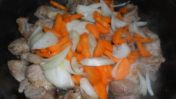 ШАГ 4. молодой картофель со свининой и баклажанами