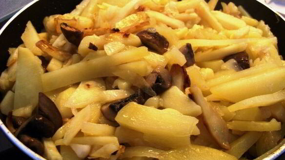 ШАГ 5. перекус — картошка жареная с грибами