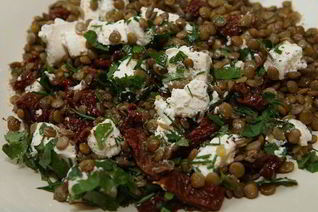 Пикантная чечевица с брынзой и вялеными помидорами