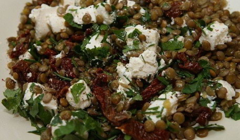 Рецепт пикантная чечевица с брынзой и вялеными помидорами
