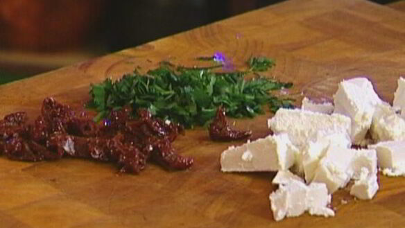 ШАГ 4. пикантная чечевица с брынзой и вялеными помидорами