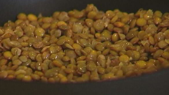 ШАГ 5. пикантная чечевица с брынзой и вялеными помидорами