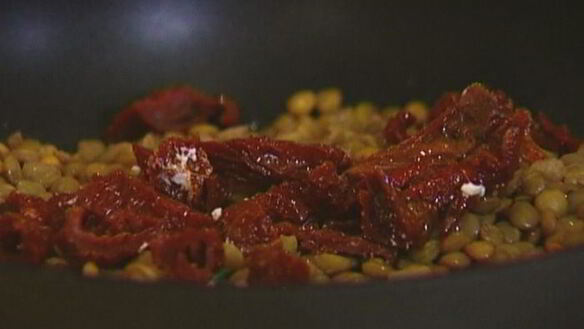 ШАГ 6. пикантная чечевица с брынзой и вялеными помидорами