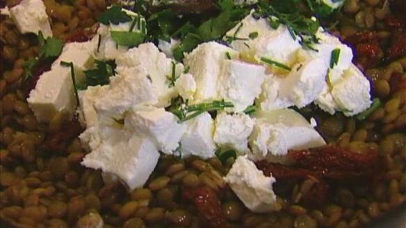 ШАГ 7. пикантная чечевица с брынзой и вялеными помидорами