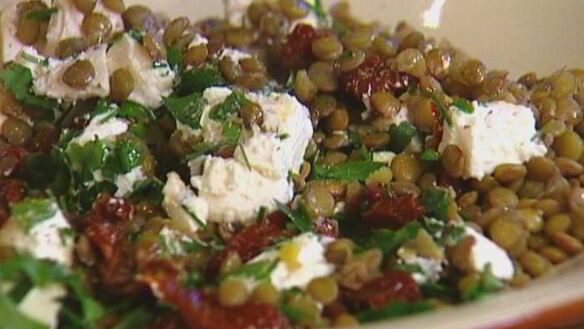 ШАГ 8. пикантная чечевица с брынзой и вялеными помидорами