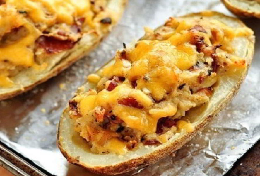 Пряный картофель под сыром