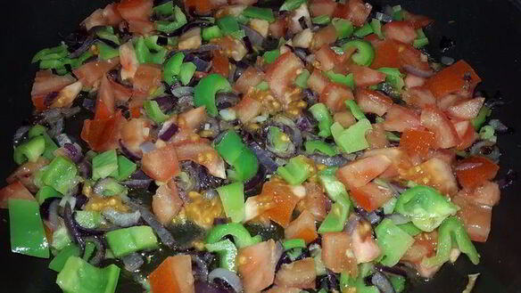 ШАГ 3. рис с авокадо и овощами, запеченный в глиняных тарелках