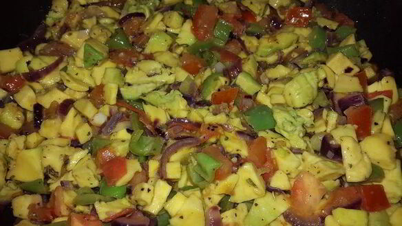 ШАГ 5. рис с авокадо и овощами, запеченный в глиняных тарелках