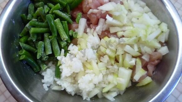 ШАГ 5. рис с куриной грудкой и овощами в духовке