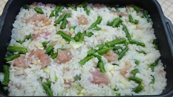 ШАГ 6. рис с куриной грудкой и овощами в духовке