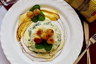 Рис с морскими гребешками и сливочно-апельсиновым соусом