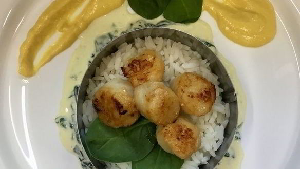 ШАГ 15. рис с морскими гребешками и сливочно-апельсиновым соусом