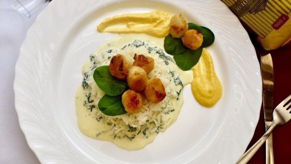 ШАГ 16. рис с морскими гребешками и сливочно-апельсиновым соусом