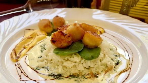 ШАГ 17. рис с морскими гребешками и сливочно-апельсиновым соусом