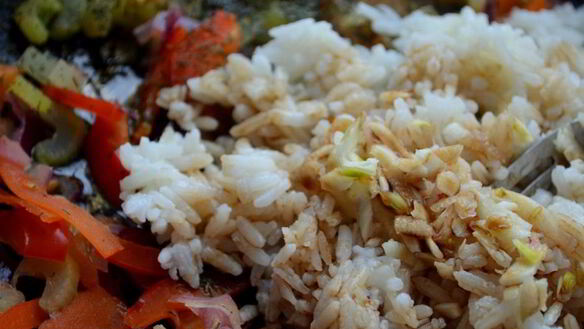 ШАГ 4. рис с овощами и крабовым мясом